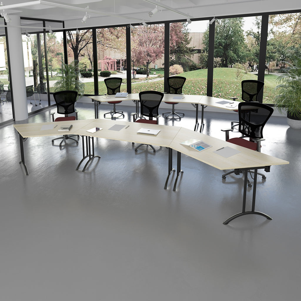 Flexible training room with curved tables, ergonomic office chairs, and large windows overlooking greenery, designed for collaborative learning.